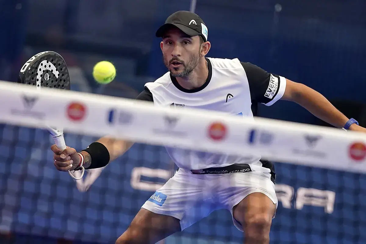 Sanyo Gutierrez in azione, colpisce la palla da padel con concentrazione.