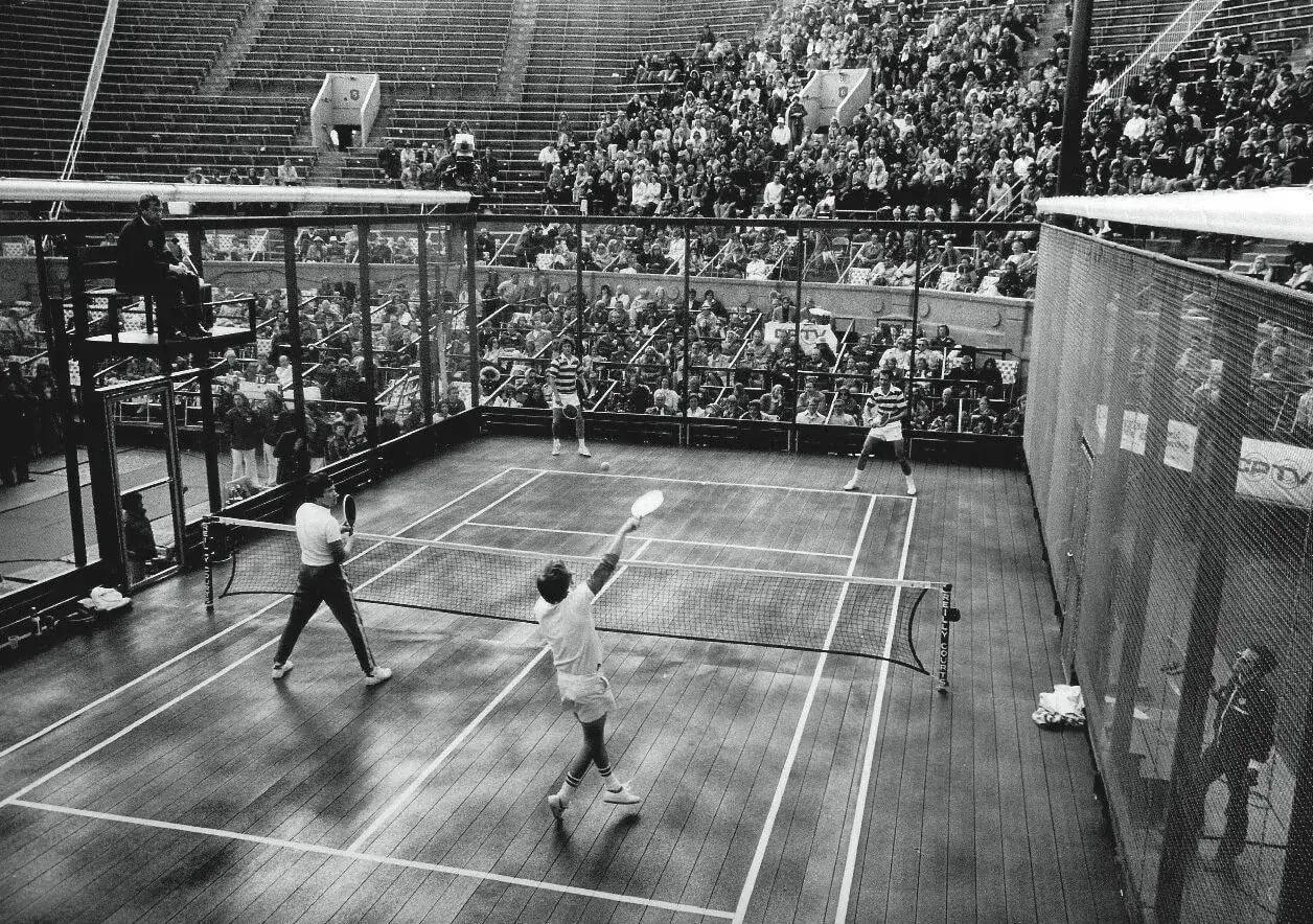 Partita di padel ad Acapulco, con giocatori in campo e pubblico sugli spalti.