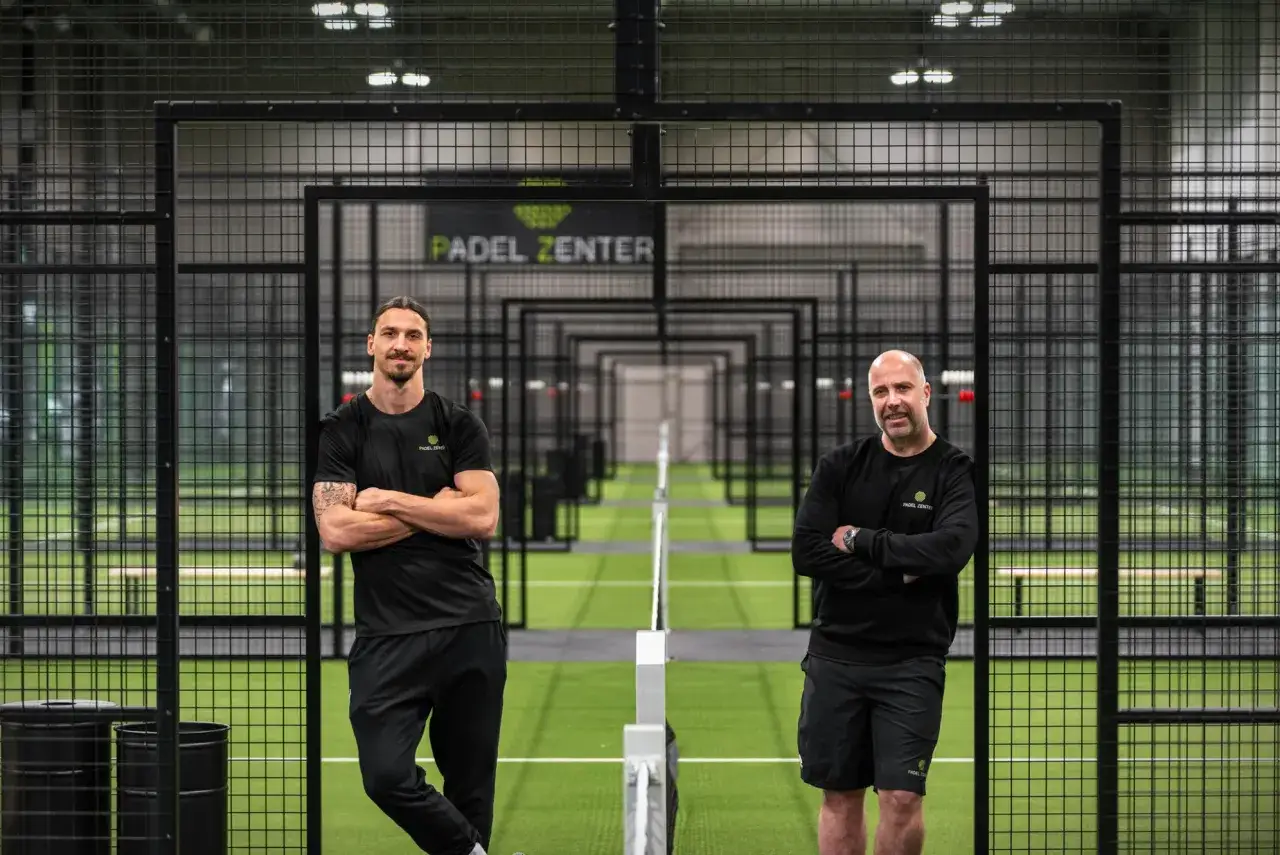 Ibrahimović e un uomo sorridono in un centro padel.