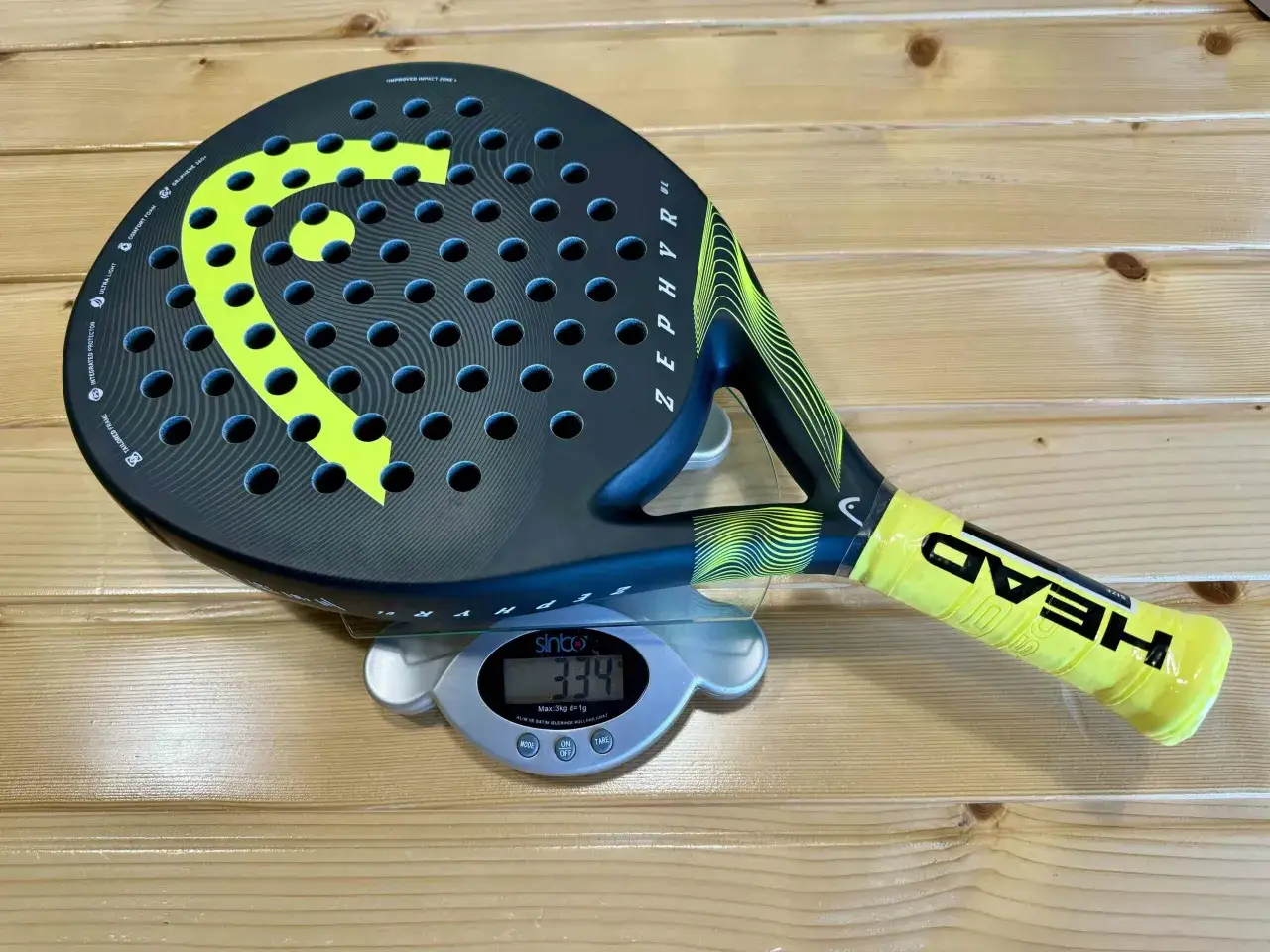 Racchetta da padel Head Zephyr UL su bilancia digitale: peso 334g. Ideale per chi cerca un peso racchetta padel leggero e maneggevole.