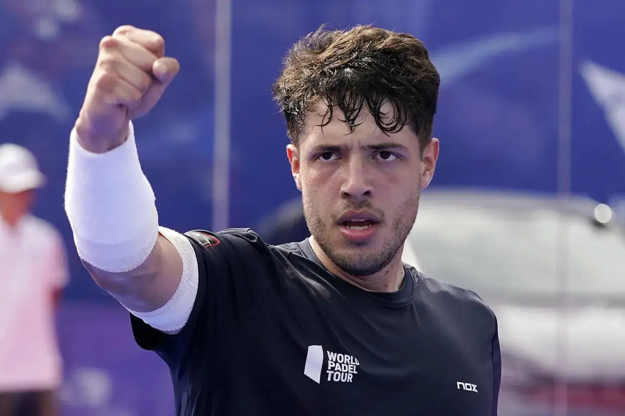 Agustin Tapia, con il pugno alzato e la fascia sul braccio, celebra un punto nel World Padel Tour.