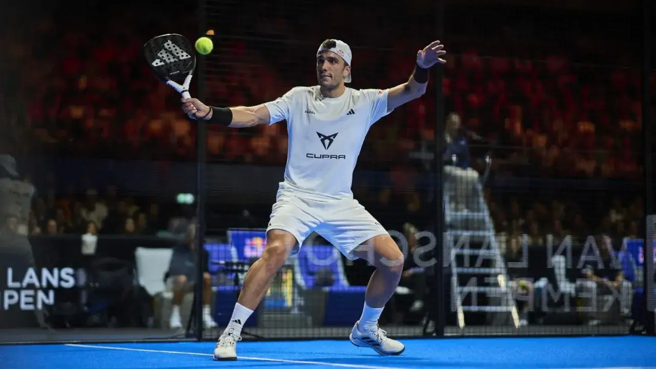 Ale Gal&aacute;n in azione, con le sue scarpe da padel Adidas che lo aiutano a scattare sul campo blu.