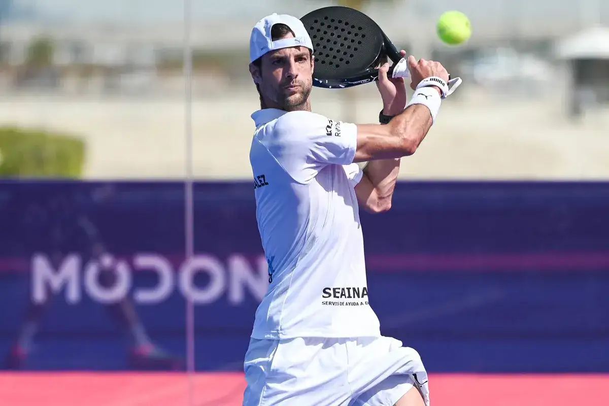Momo Gonzalez in azione, colpisce la palla con la racchetta da padel.