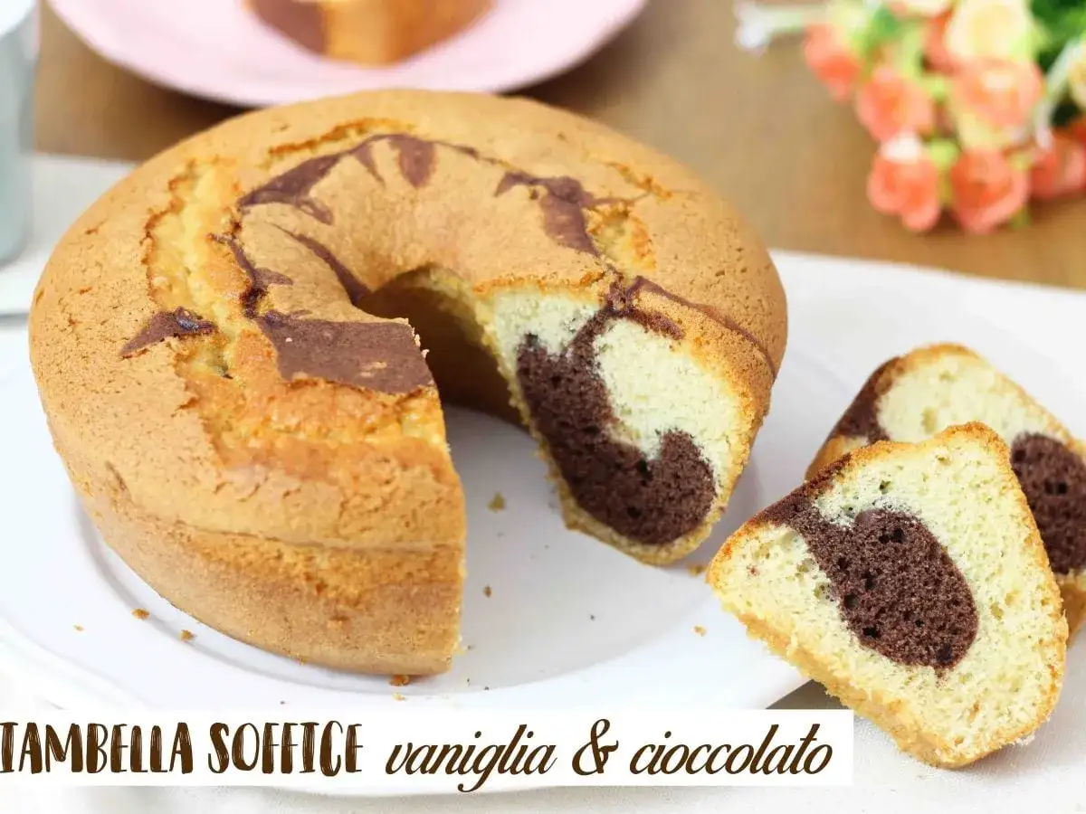 Ciambellone soffice senza uova, con striature di vaniglia e cioccolato, pronto per essere gustato.