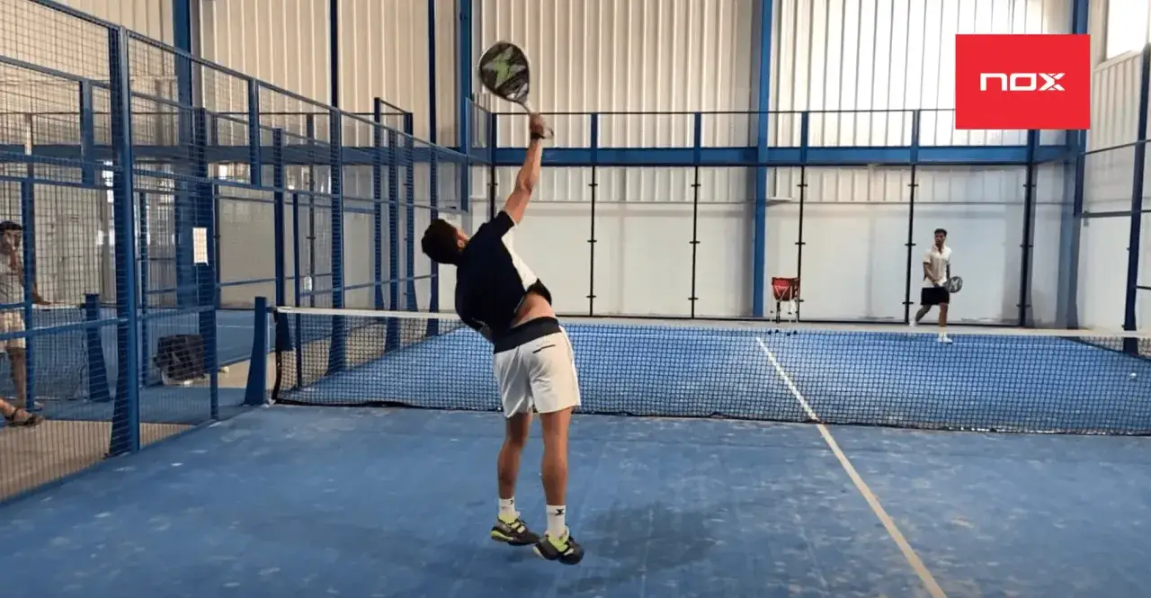 Giocatore di padel in azione, pronto a colpire la palla in un momento cruciale del tie break.