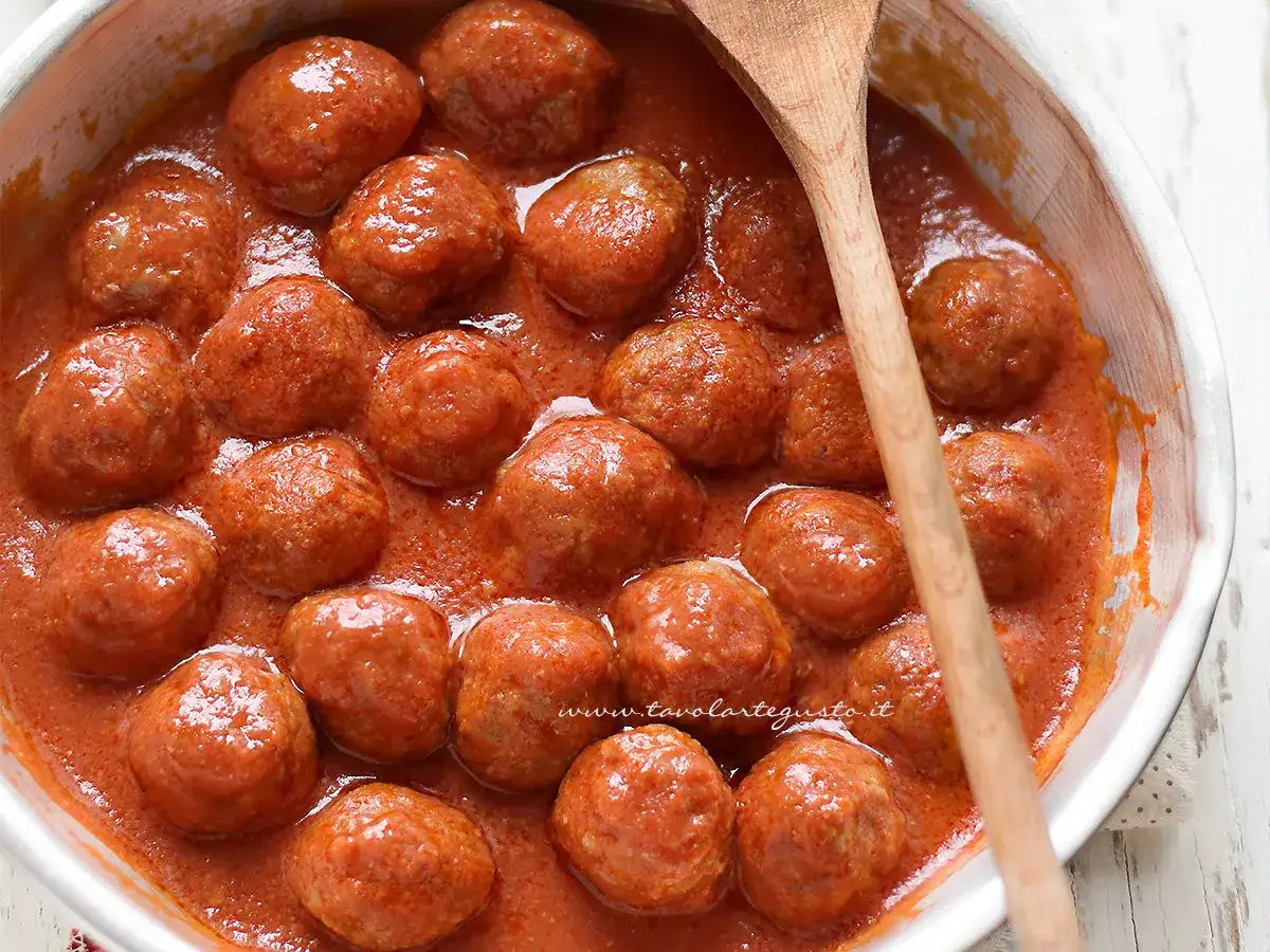 Polpette in umido, succulente e profumate, pronte per essere gustate. Un classico della cucina italiana.