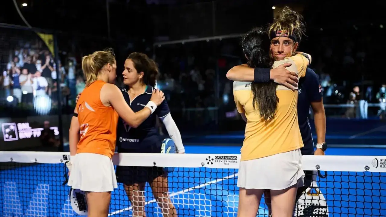 Abbraccio tra giocatrici di padel dopo una partita emozionante. La gioia e la sportivit&agrave; di Gonzalez Padel in campo.