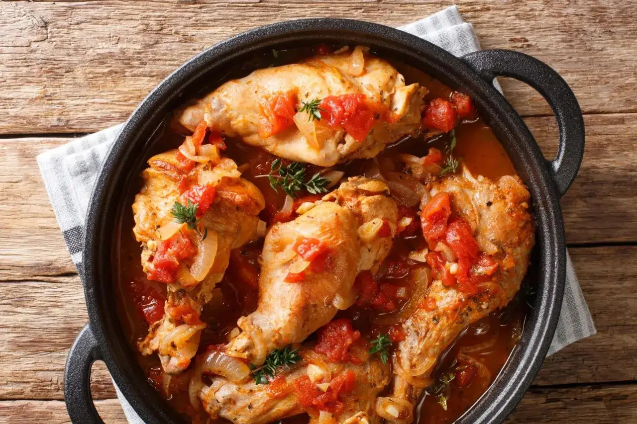 Coniglio in padella, un saporito piatto che profuma di coniglio in padella ricetta della nonna, con pomodoro e cipolla.