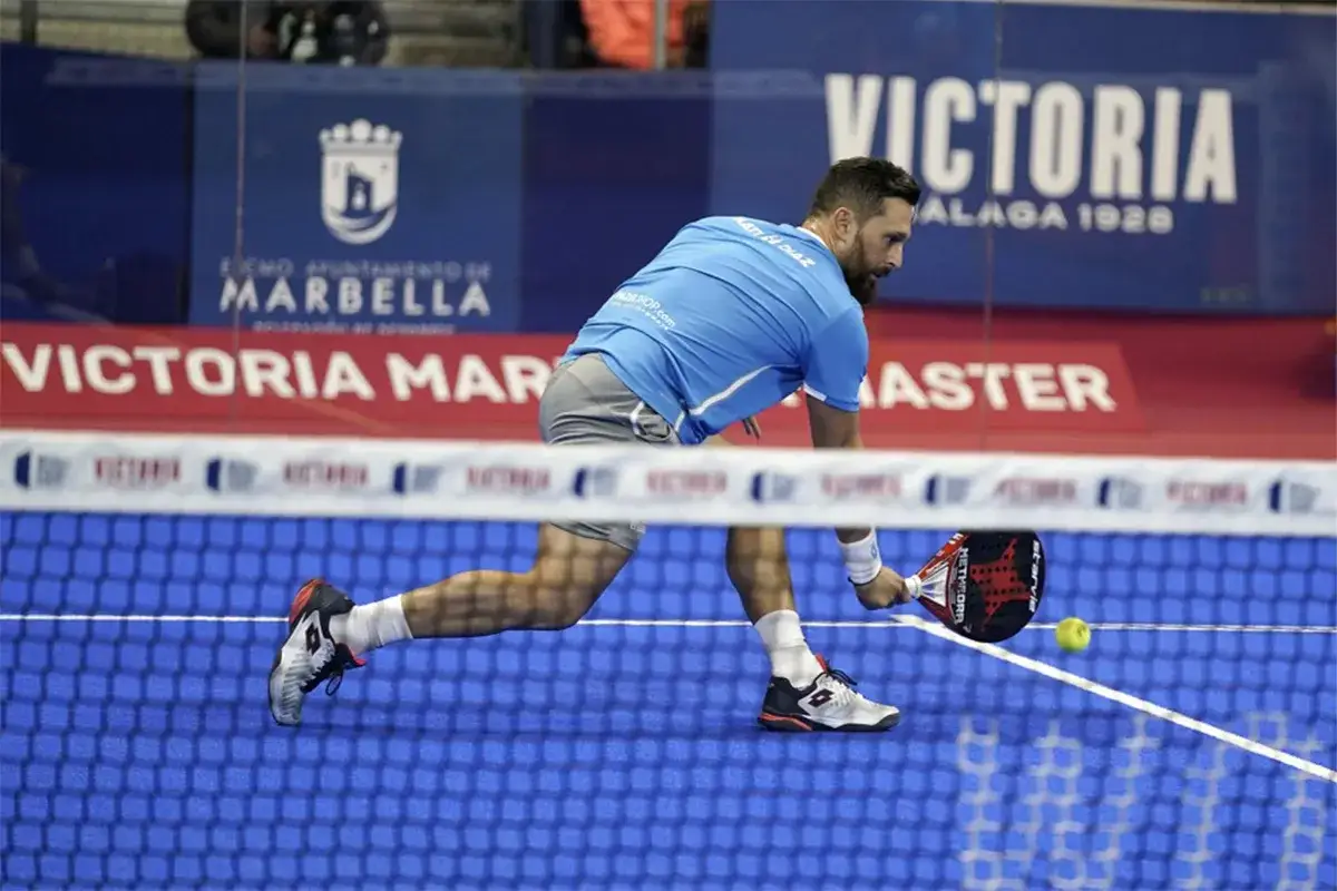 Giocatore di padel in azione, con la racchetta pronta a colpire la palla. Il suo look sportivo, con il nome