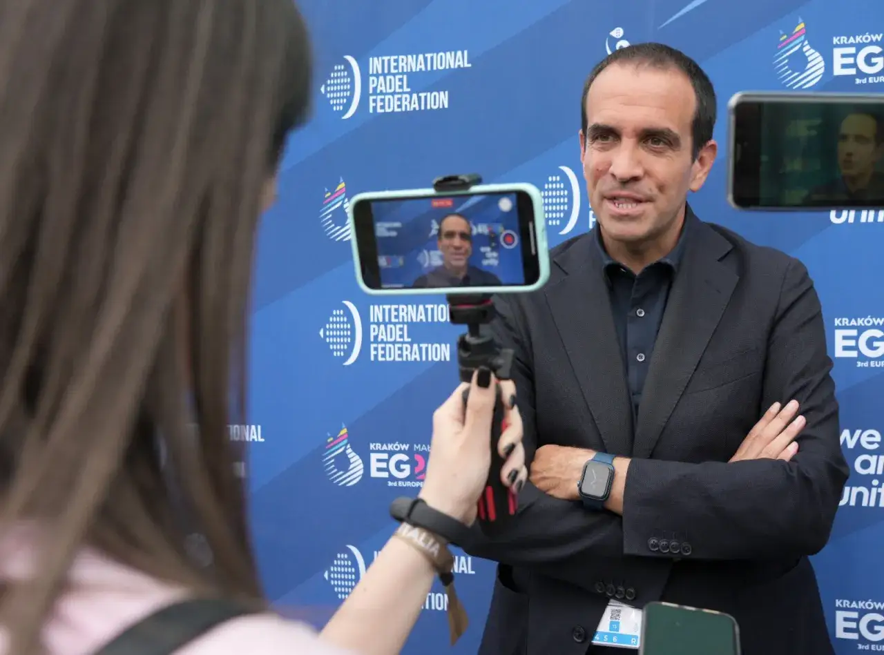 Luigi Carraro, presidente della Federazione Internazionale Padel, intervistato con uno smartphone.