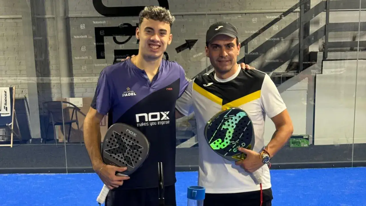 Juani Mieres con un giovane giocatore di padel, entrambi sorridenti e con le loro racchette NOX.