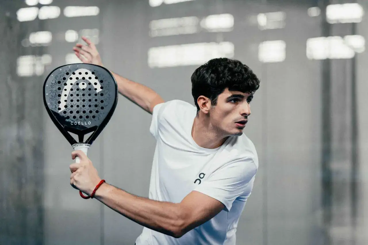 Arturo Coello in azione con la sua racchetta da padel, concentrato sul colpo.