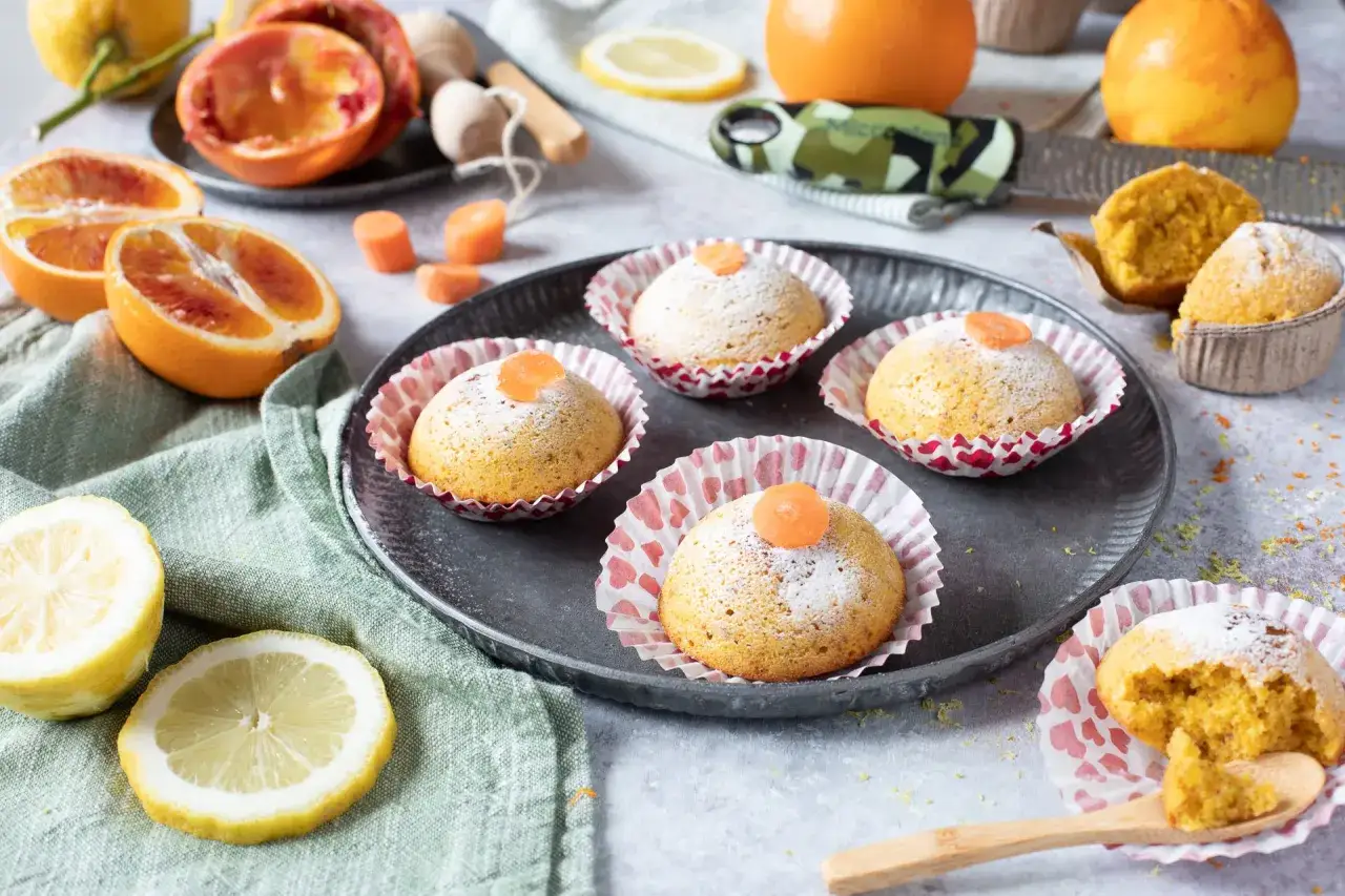 Muffin alla carota, una deliziosa camille ricetta. Dolcetti soffici con glassa di zucchero a velo e decorati con carota.