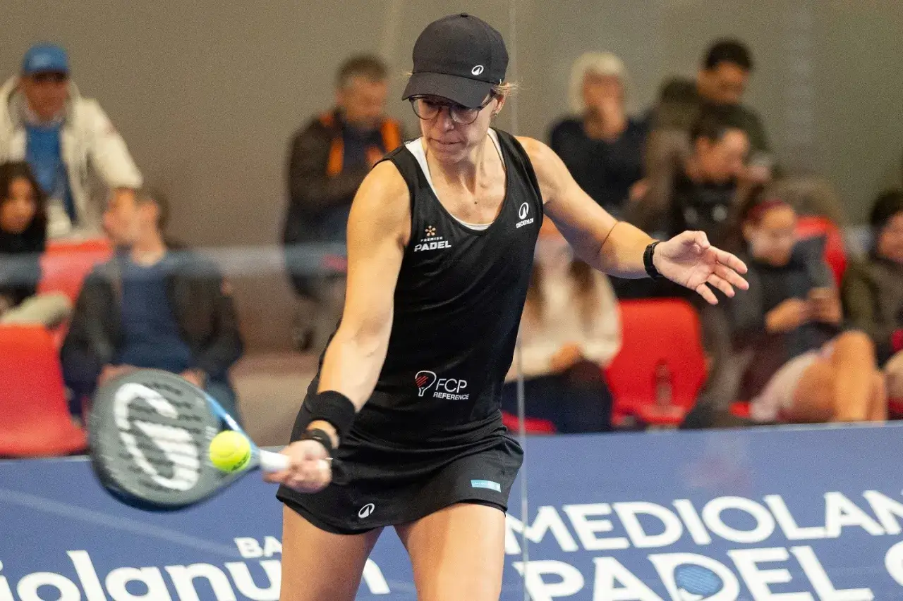 Lucia Sainz in azione, colpo deciso durante una partita di padel.