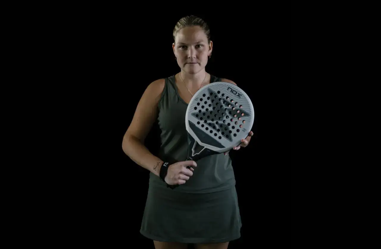 Atleta di osoro padel con racchetta in mano, pronta a giocare.
