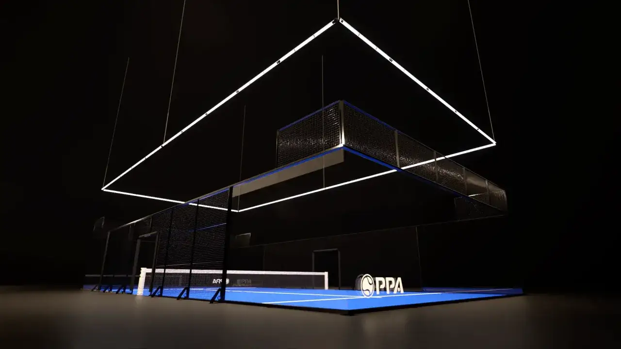 Campo da padel Italia illuminato da luci moderne, con logo PPA in evidenza.