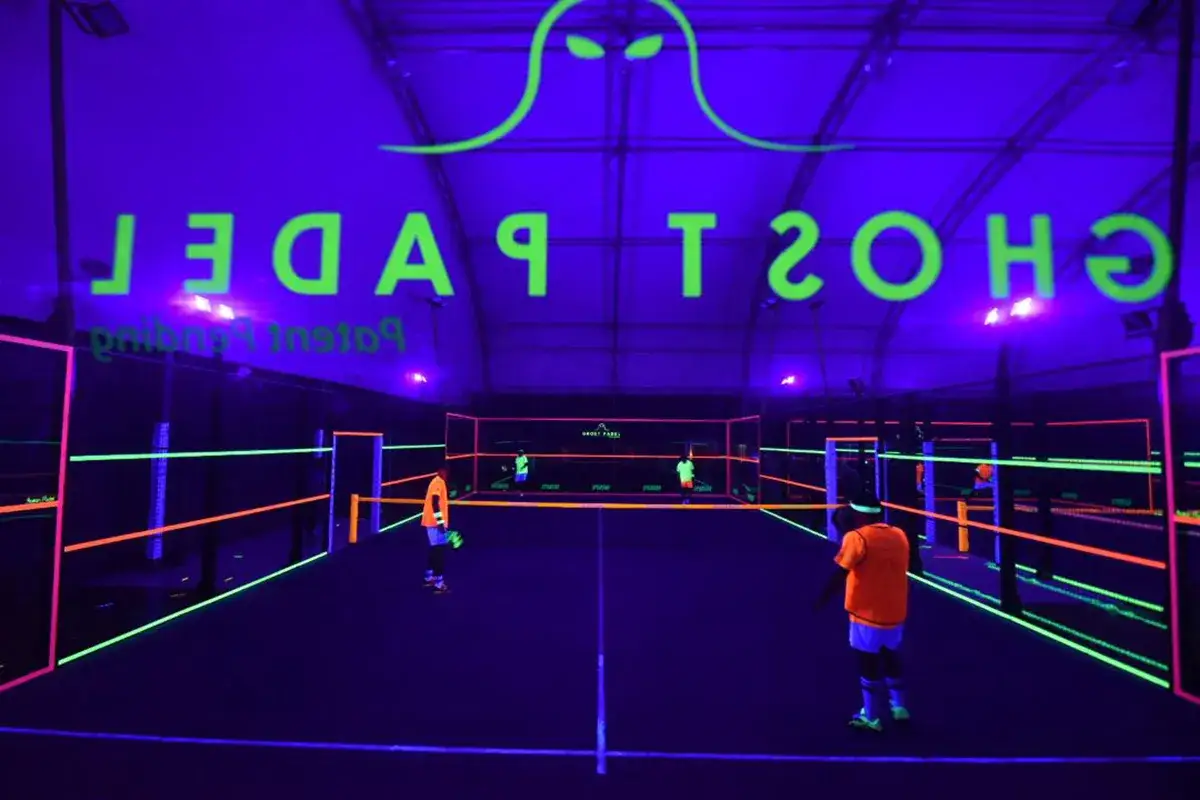 Campo da padel al neon con logo