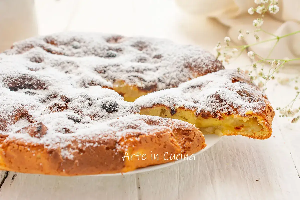 Frittata di mele in padella pronta in 5 minuti, soffice e cosparsa di zucchero a velo. Un dolce veloce e goloso.