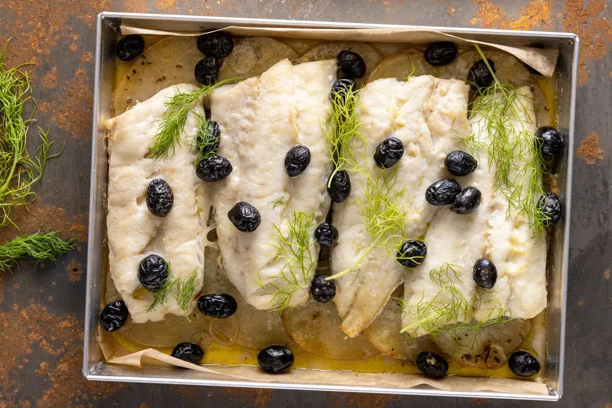 Filetti di merluzzo surgelati pronti per essere cucinati con patate, olive nere e finocchietto. Un'idea per ricette semplici e gustose.
