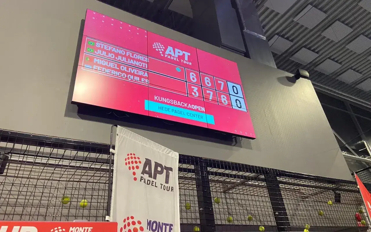 Tabellone APT Padel Tour con punteggi: Flores/Julianoti 6-6-7-0, Oliveira/Quiles 3-7-6-0. La partita &egrave; Kungsbackaopen.