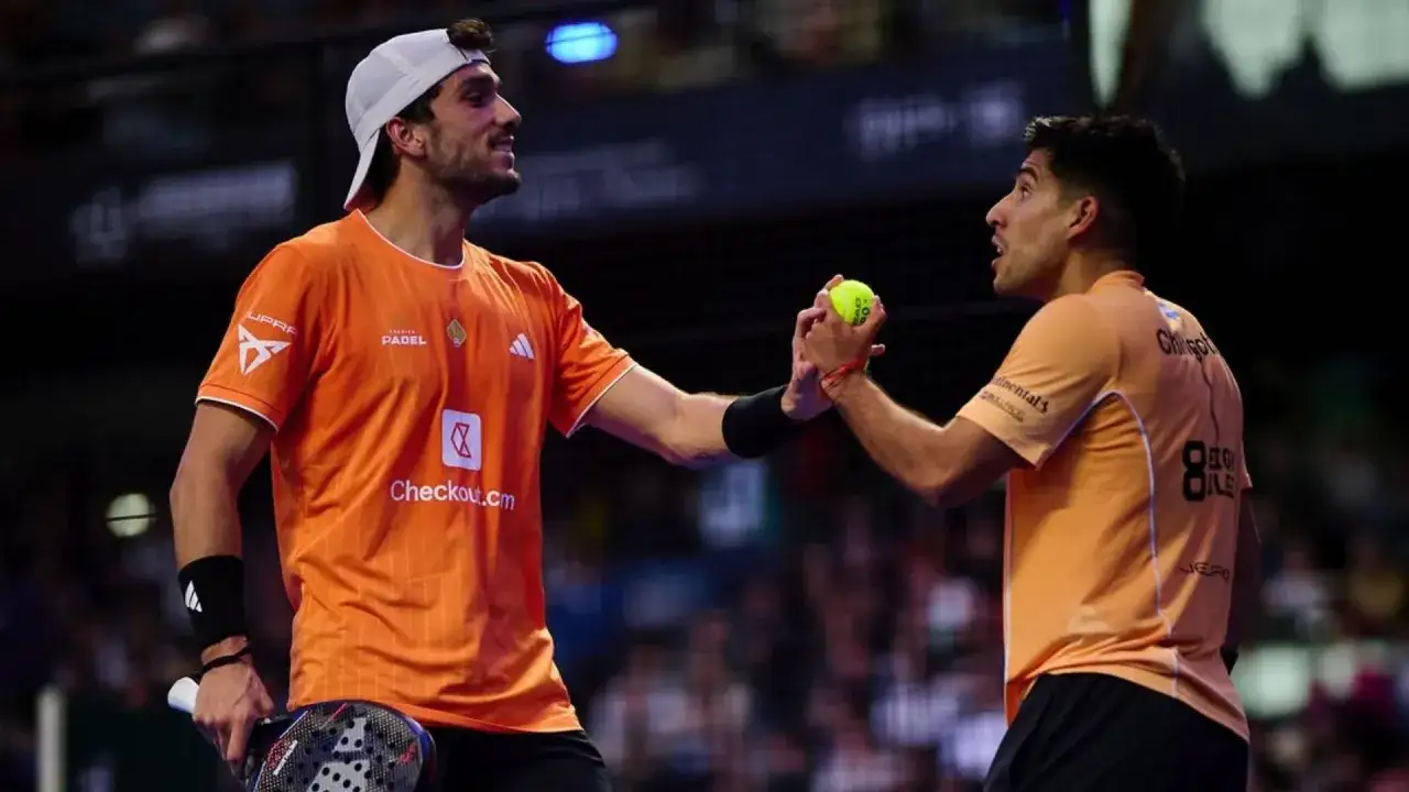 Galan e Chingotto, campioni di padel, si scambiano la palla in un momento di gioco intenso.
