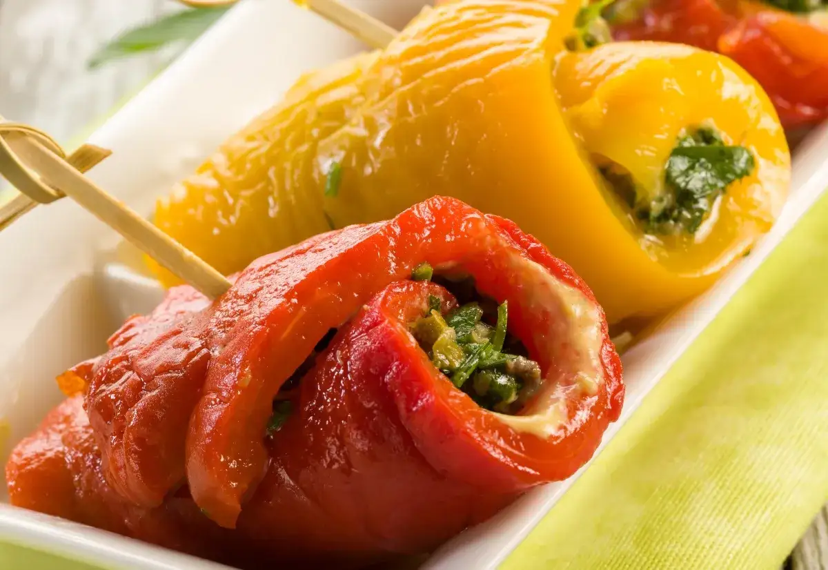 Peperoni rossi e gialli ripieni, un'idea sfiziosa per le tue ricette con peperoni.