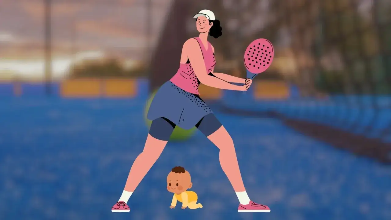 Donna incinta gioca a padel, con un bimbo che gattona ai suoi piedi.