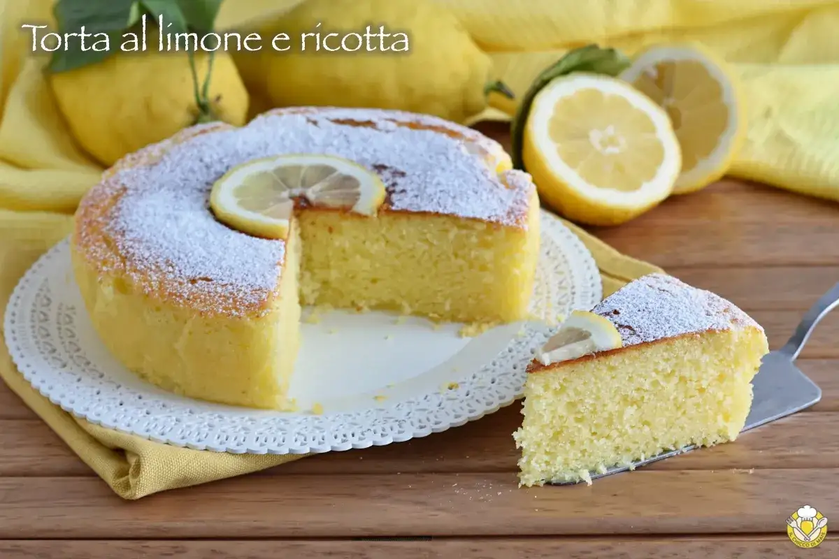 Una deliziosa torta ricotta e limone, spolverata di zucchero a velo e decorata con fettine di limone. Perfetta per una pausa golosa.