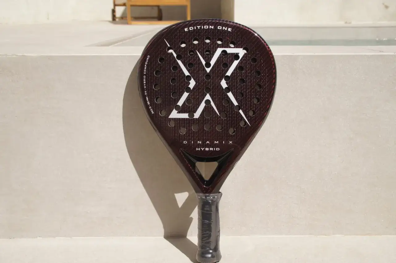 Racchetta padel Edition One, con finitura in fibra di vetro e logo