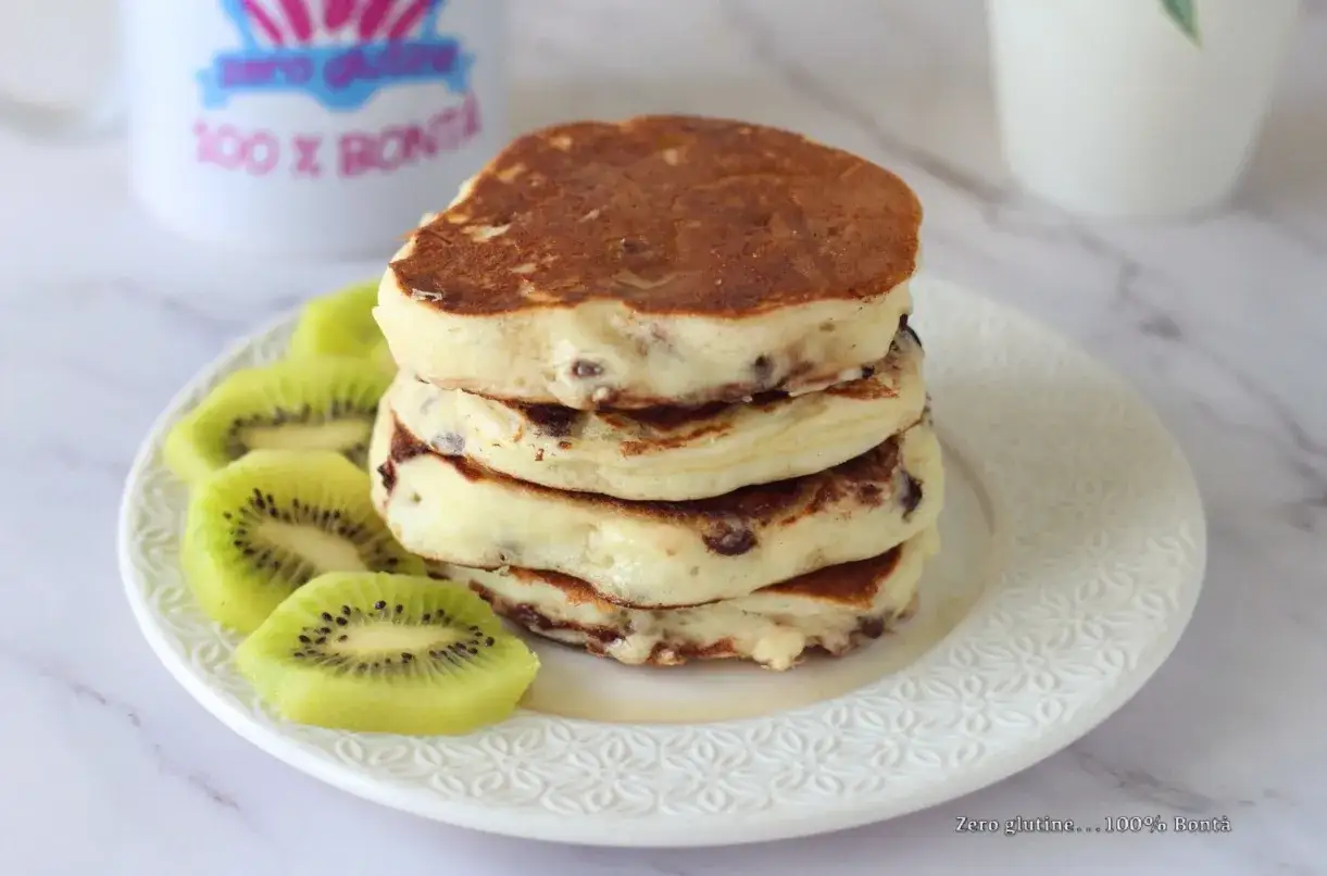 Pancake con yogurt greco e kiwi, una colazione golosa e leggera.