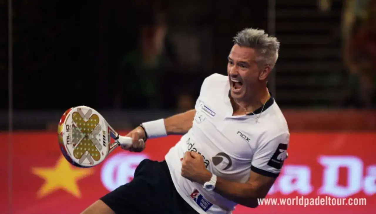 Giocatore di padel esulta dopo un punto de oro. La sua espressione è di pura gioia e adrenalina.